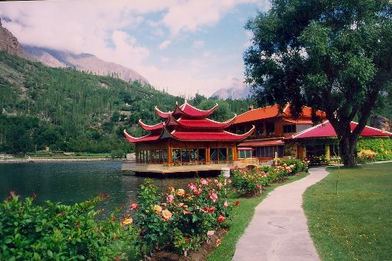 TouristBlog's tweet image. In the extreme north of Pakistan, Skardu the central valley of Gilgit-Baltistan, is an epitome of beauty, serenity and wilderness.
#pakistan #skardu #gilgit #beauty #Serenity