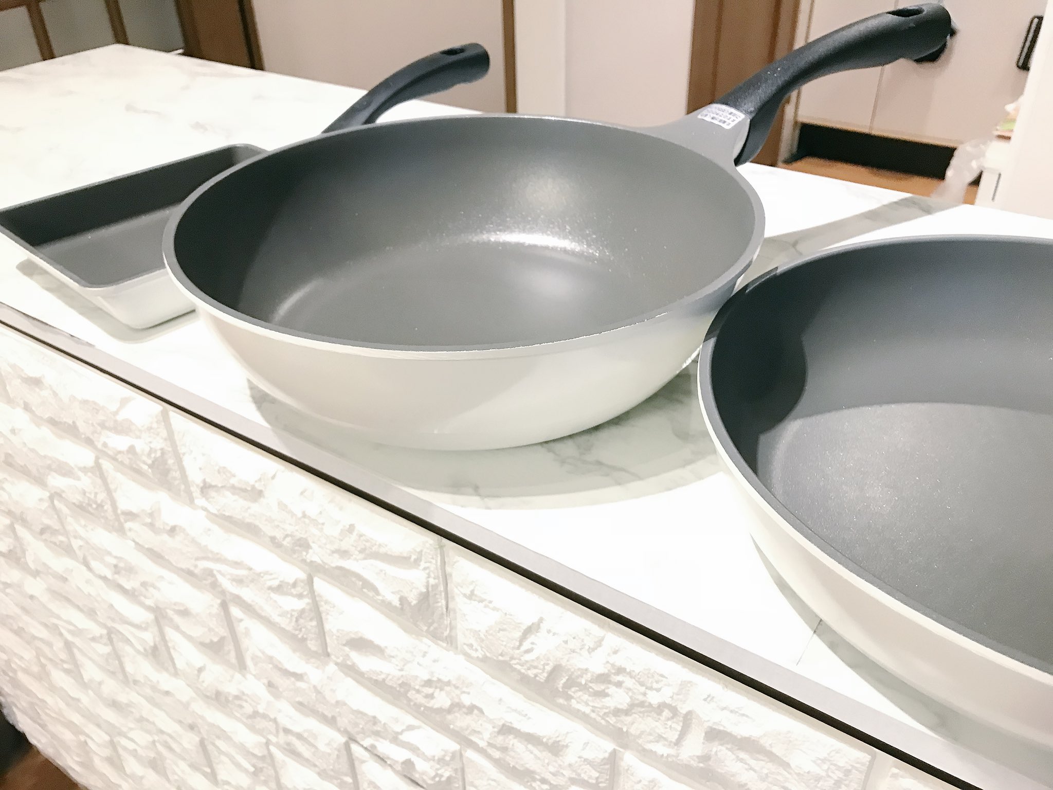 O Xrhsths Miki Sto Twitter 大好きなカラーのフライパンget 前々から欲しくて 昨日行ったらまさかの1000円off あの時買わなくて良かったw 毎日の料理だから少しでも気分上げなきゃね 周りに付いた汚れはダイソーのダイヤモンドコゲ落とし これいい仕事し