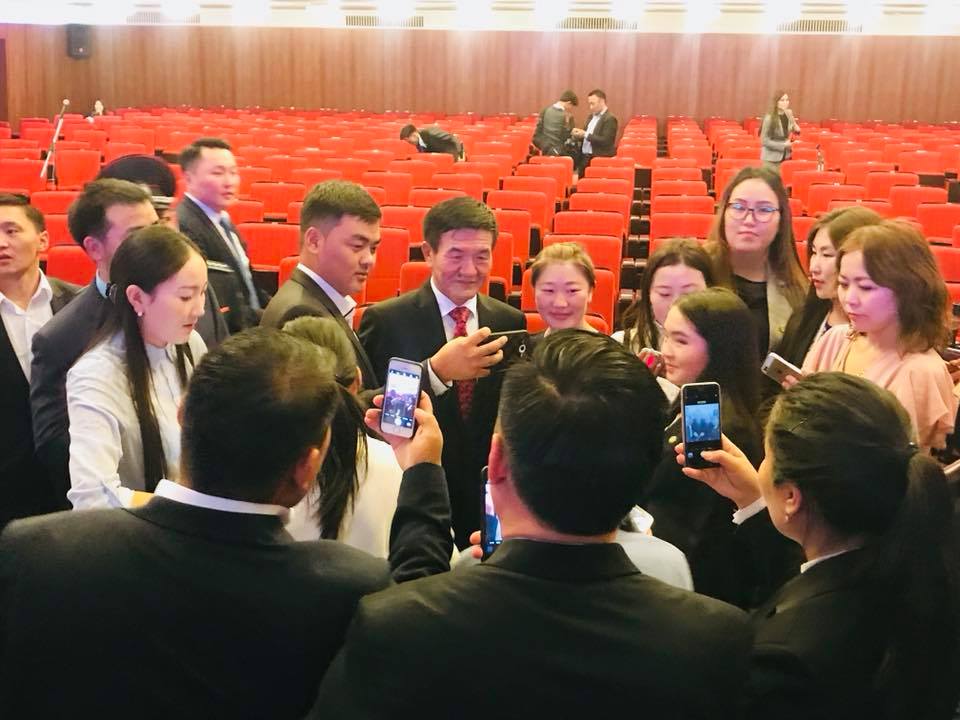 Ц.Нямдорж: Өнгөрсөн хугацаанд намайг сайд байснаас хойш 3500 хуулийн хүн орон байртай болсон ба.Хүнд гал голомтоос илүү чухал юм байдаггүй юм.УИХ-ын дарга байхдаа ч ажилтнуудаа үйлчлэгчээс аваад мэргэжилтэн,жолооч хамгаалагчаа хүртэл байртай болгосон.Энэ бол хүмүүсийн амьдрал юм