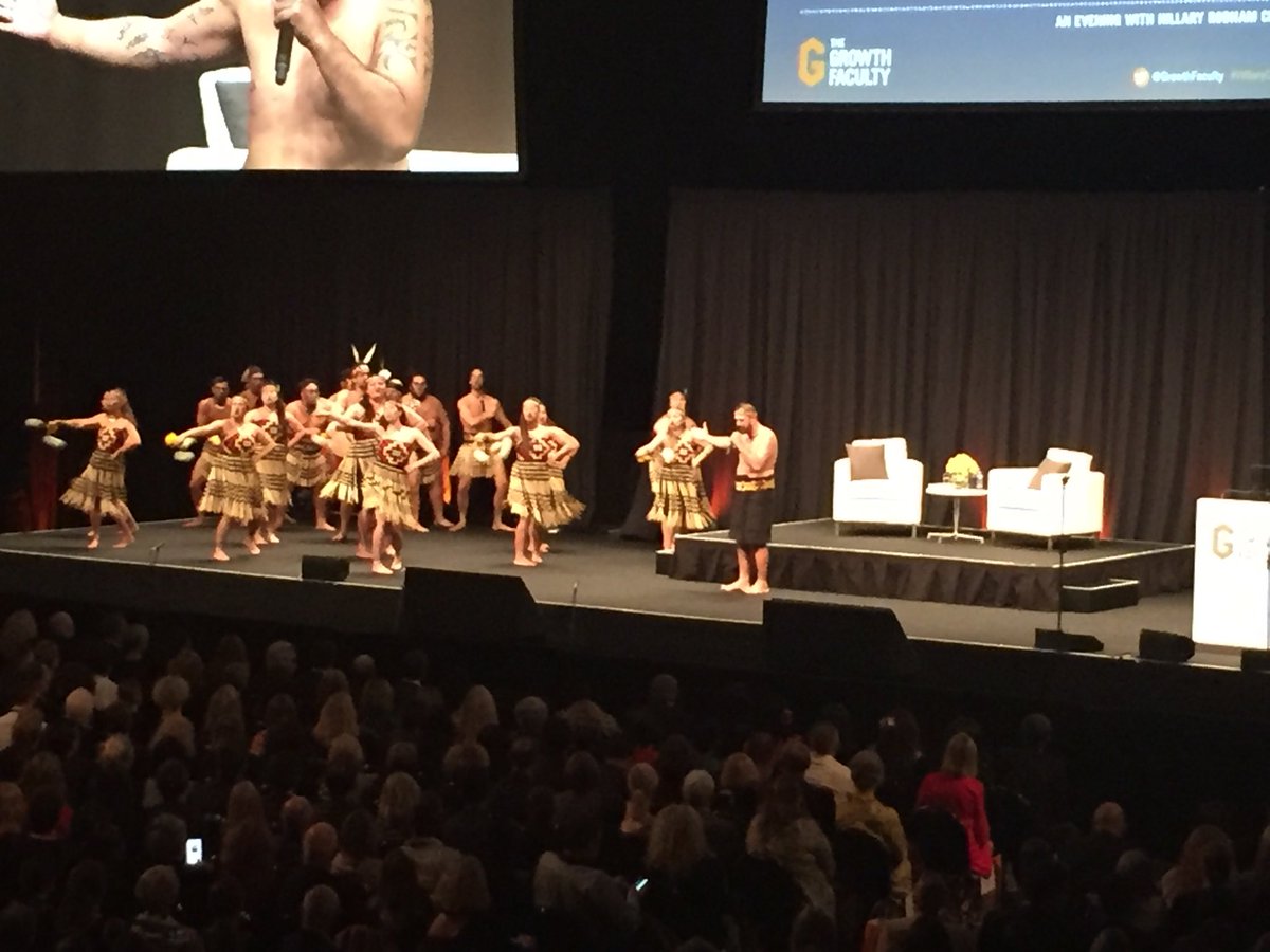 KateBones3's tweet photo. A warm kiwi welcome for Hillary #hillaryclinton18 https://t.co/bnKt7jvHJW