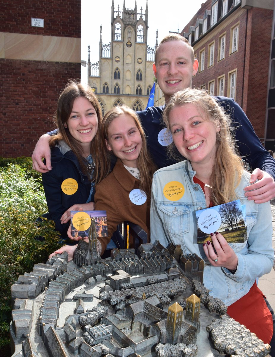 muenster_de's tweet photo. Ab sofort gibt es den "Münster-Button" in der #Münster Information. Er ist Erkennungszeichen für auskunftsfreudige Münsteranerinnen und Münsteraner und führt diese mit ratsuchenden Besucherinnen und Besuchern leichter zusammen. https://t.co/wdVkbUwGem