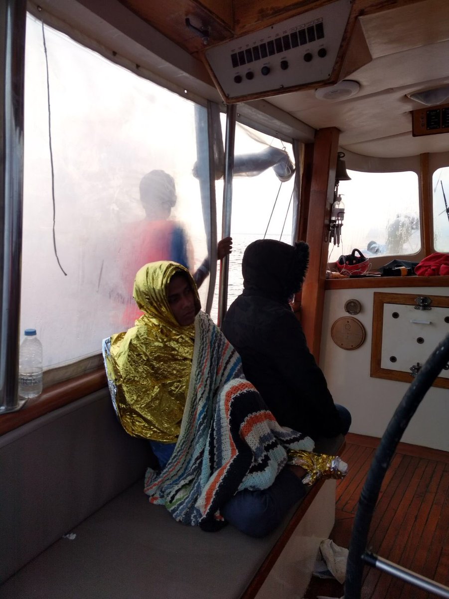 openarms_fund's tweet photo. Han pasado casi 24h del rescate 105 personas #Med Llevamos desde las 6am en el punto asignado para ser transferidas, pero las trabas burocráticas lo impiden. Nada debería ser obstáculo cuando hay vidas humanas en juego.
La falta de humanidad de los despachos en tierra llega #Med https://t.co/govhfNN7jE