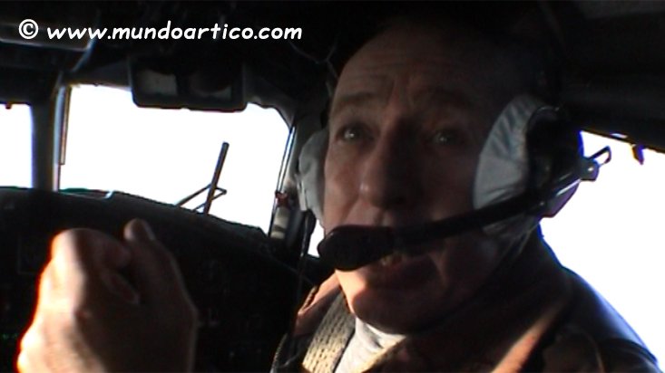 Vídeo del piloto del avión al Océano Ártico durante la expedición al Polo Norte Geográfico en 2002. Puedes ver el vídeo aquí: goo.gl/JaagMM
#aventura #vacaciones #Viajes