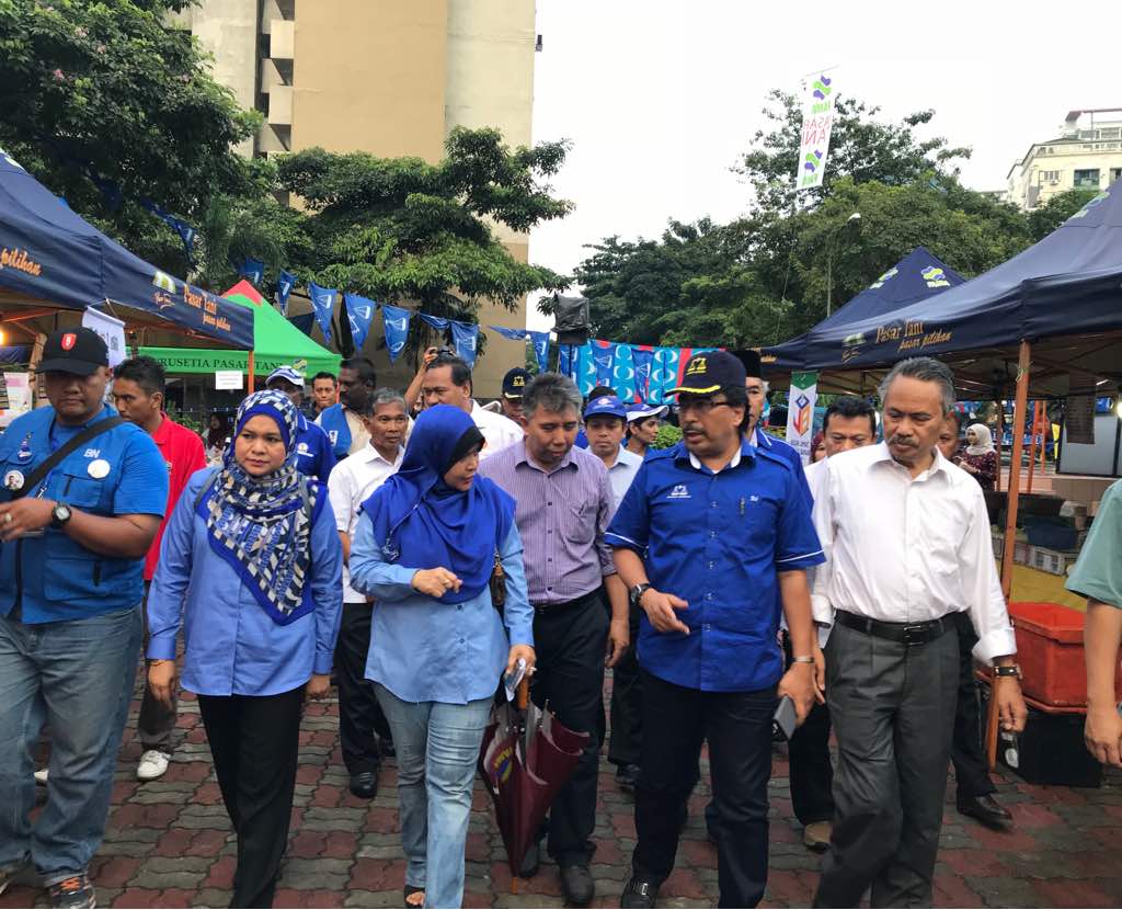 TheGoat30965's tweet photo. Sekitar Majlis Pelancaran Pasar Tani PPR Laksamana & Jimat Belanja Dapur Di Pasar Tani PPR Dataran Laksamana, Jalan Peel, Kuala Lumpur yang telah disempurnakan oleh YB Datuk Seri Johari Bin Abdul Ghani, Menteri Kewangan II hari ini. #jbd2018
@FAMA_Malaysia
@joharighani_ttw https://t.co/lLfGUlSDu3