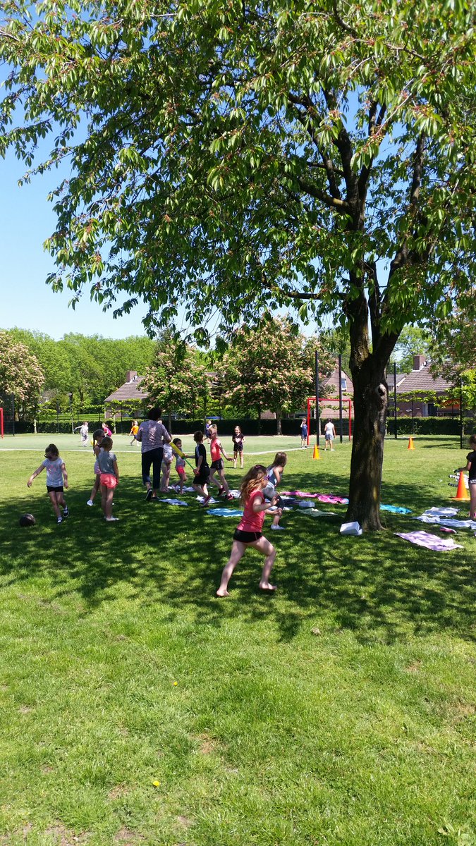 Bas_Hoetink's tweet photo. Inclusief nieuwe zonnebril heerlijk buiten gymmen. En als je het dan te warm krijgt? Dan spring je toch gewoon even onder de sproeier?! @bshetMolenveld @SEC_Oss https://t.co/MkeiQUiamy