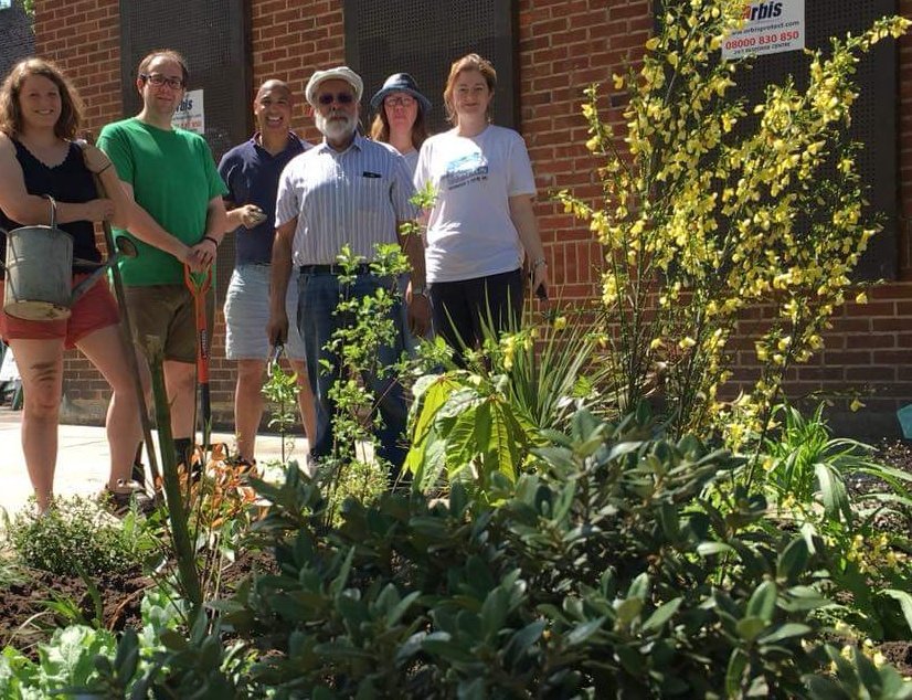 WestDulwichLab's tweet image. Cllr @annamayb spent the Bank Holiday with @streetworksN2T volunteers planting the new pocket garden on the corner of Norwood and Harpenden Rd #WestNorwood #communityplanting #GreeningLondon