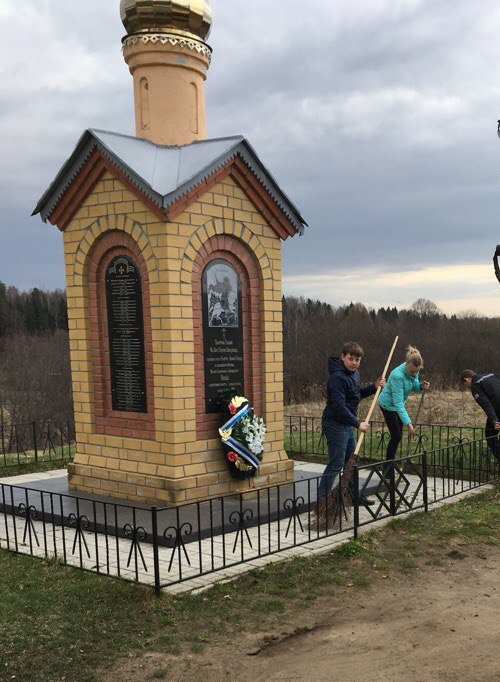 Продолжается работа волонтеров по очистке природных территорий. Так в выходные 5 и 6 мая обучающиеся Морозовской и Большеклочковской школ занимались облагораживанием памятников и уборкой захоронений ветеранов Великой Отечественной войны