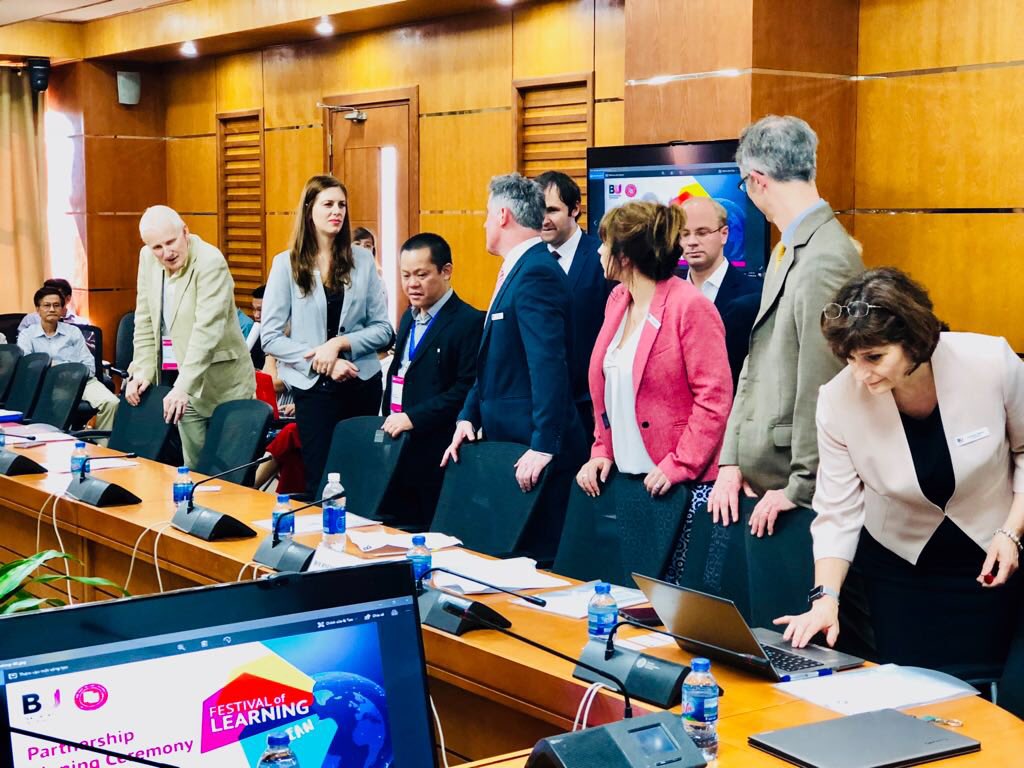 haenel_thorben's tweet photo. A privilege having had the opportunity today to engage with students and staff at Foreign Trade University in #Hanoi, #Vietnam discussing contemporary themes of the transforming #global landscape and how future #talent can meet these challenges. #GlobalFoL18 https://t.co/voJfr3RTDG