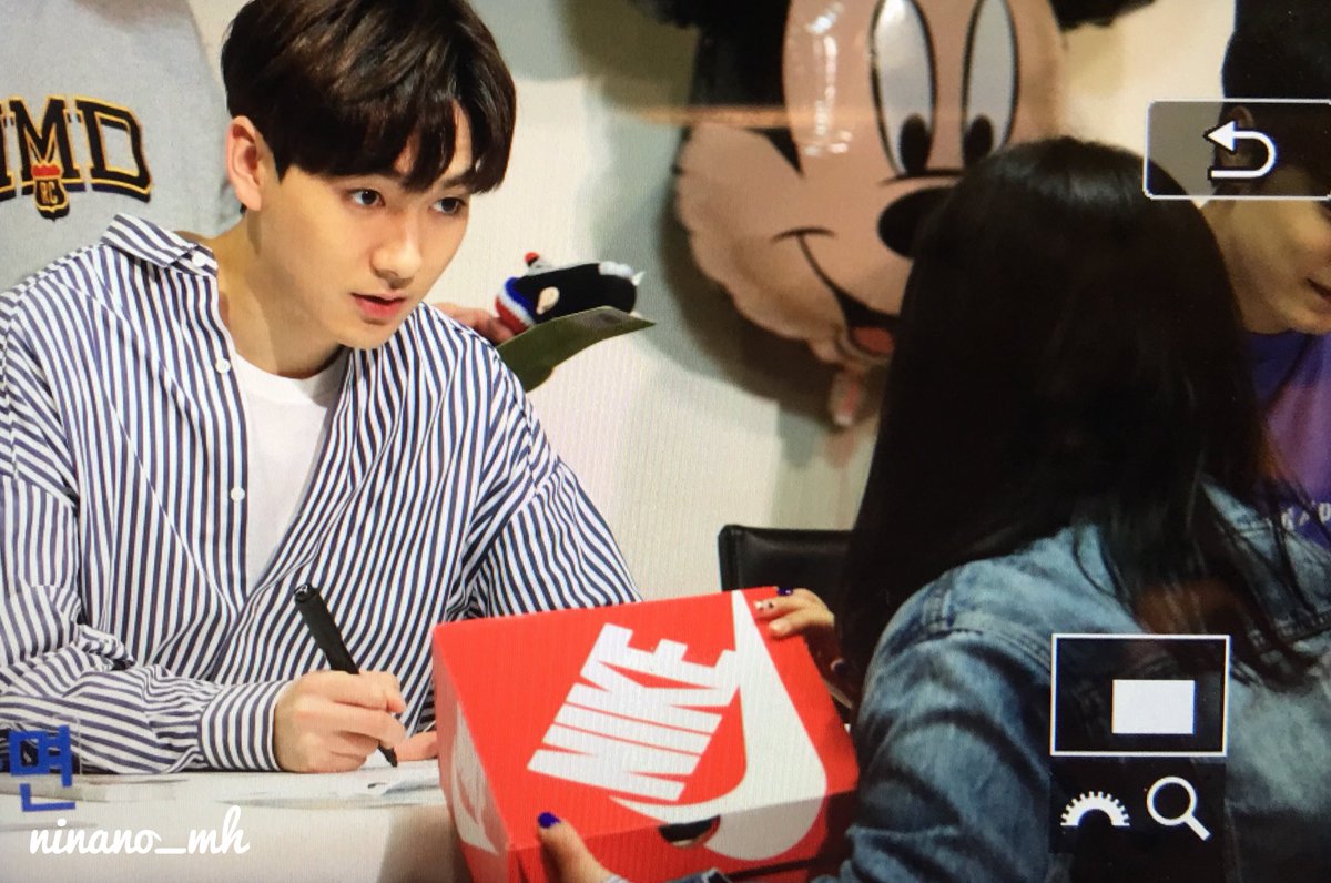 ninano_mh's tweet photo. 180507 라비오뜨 팬싸인회
소중히 준비한 선물을 이야기하는데 
너무 놀래해서 내가 더 놀랬어.
아론아 너에게 꼭 주고싶었고 
보자마자 너만 생각났어.
마침 딱 하나 남은 사이즈가 너의 신데렐라 사이즈여서 더 운명같았어😍
사진 고마워😘@luvlyhyun2 
#뉴이스트 #아론 https://t.co/T8u3gmN41D