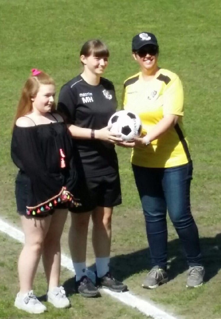 DiligencePM's tweet photo. Proud to present @Drakerla #GoalKeeper @dartfordfc #LadiesFootball with signed  #Football - we wish Michaela all the best as she heads to #America on a #FootballScholarship - we’ll be keeping in touch! #GoMichaela &amp; thanks for your time with interviews by the @4Roles4Goals #Team https://t.co/DY9Y76hz8l