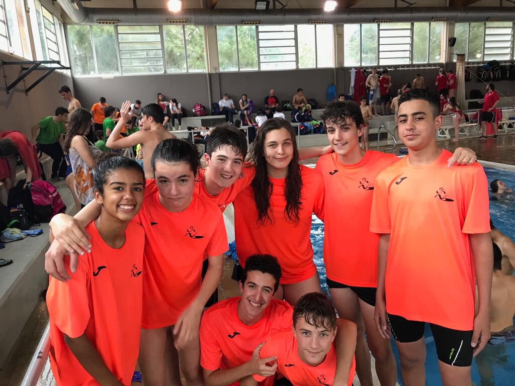 nataciopala's tweet photo. 👨‍👩‍👧‍👦Participació local al trofeu #FiresiFestes del @CNFigueres 

👏🏻Tots-es els nostres varen millorar els seus respectius temps en les proves que varen disputar!

😋Agrair al #Figueres que un any més ens hagi convidat al seu torneig, i per la bona organització!

Seguim! https://t.co/7YdylEyAyZ