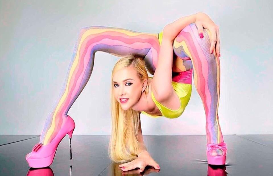 lavecinarubia's tweet photo. –Rubia, por ahí viene el chico que te gusta, actúa normal.
–Yo: https://t.co/bfHgt9siNQ