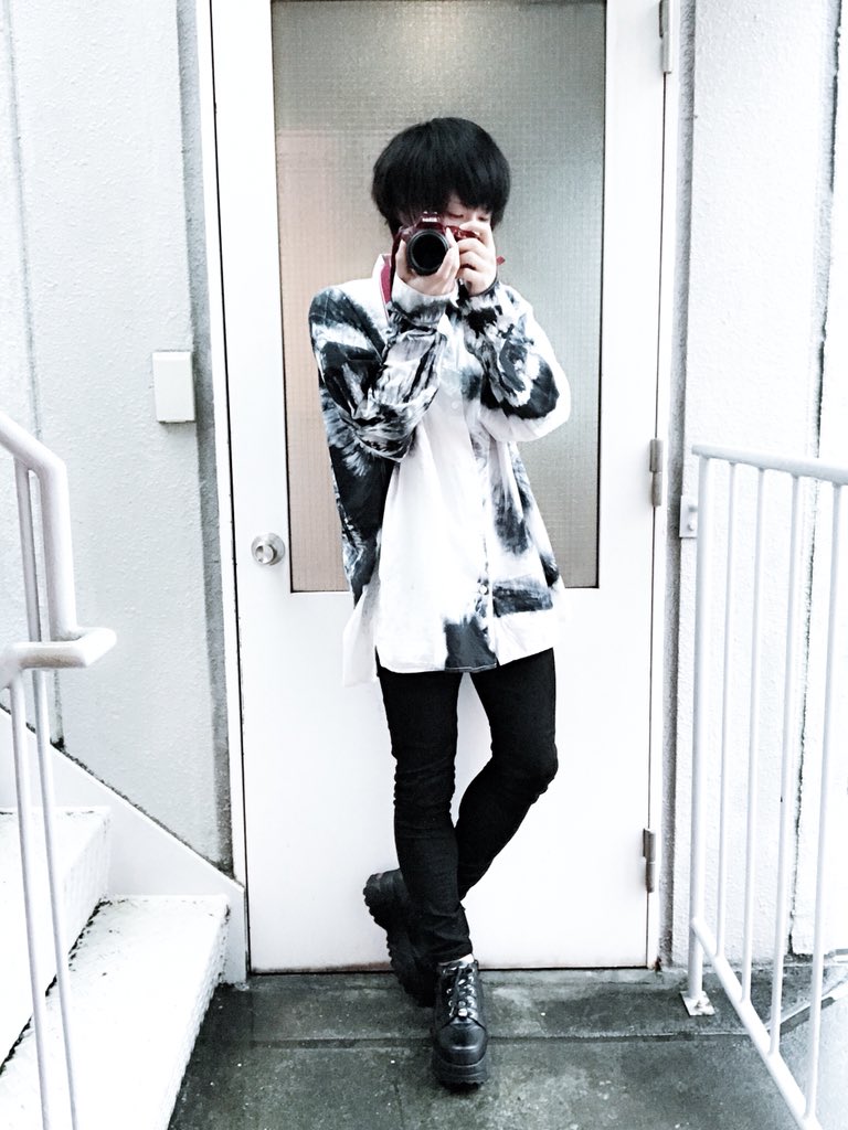 akashanutakata's tweet photo. こんな服着ててハンドメイドアクセサリーshopで働いてる僕と仲良くなりませんか！？！？

#黒髪
#コーデ
#BIG
#黒スキニー
#厚底
#お洒落好きな人と繋がりたい 
#雰囲気嫌いじゃないよってひといいね https://t.co/0I7W7iGVJj