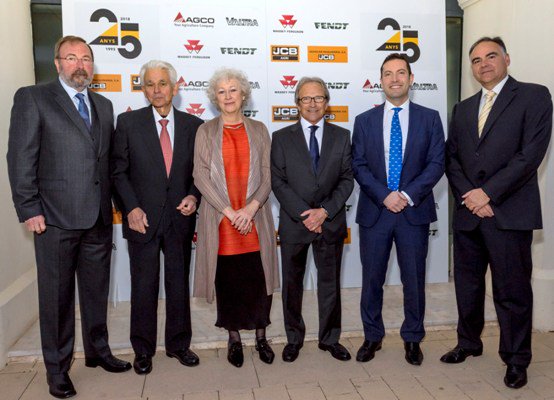 movicarga1's tweet photo. #GEANCAR celebra su 25º aniversario como #distribuidor de @JCBmachines
https://t.co/VFu5hIVH6K https://t.co/S3OoCIDpxc