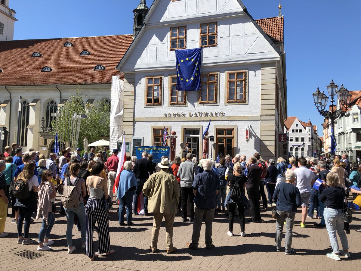JoergRodenwaldt's tweet photo. @PulseofEurope #Celle - #Kundgebung zum #Europa-Tag auf der #Stechbahn mit Grußwort vom Oberbürgermeister und Gastbeitrag von @RebHarms, Mitglied des Europäischen Parlaments. https://t.co/9sulqmV6kI