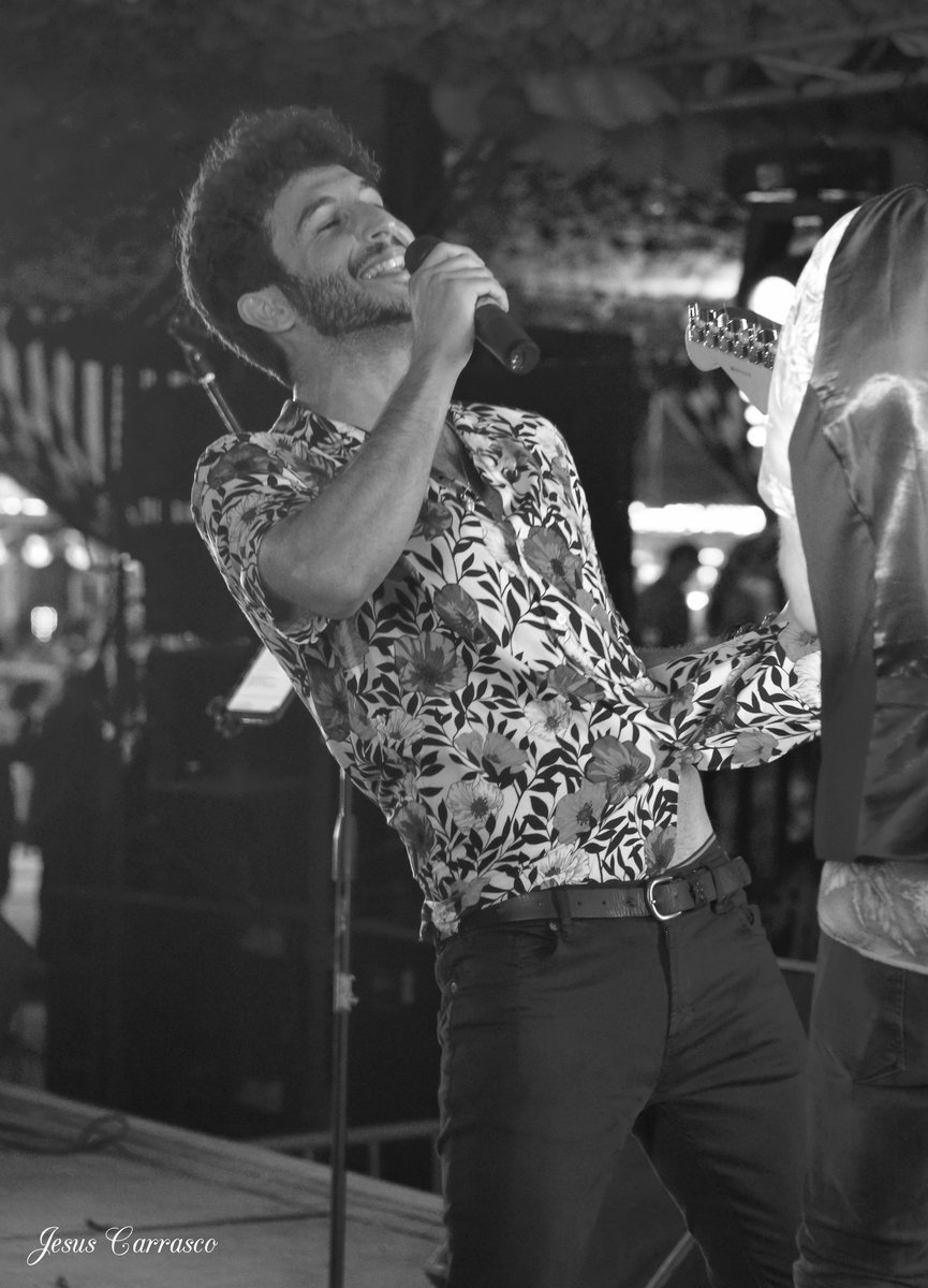 CarlosTorresMsc's tweet photo. Desvistiendo la sonrisa en tu corazón...
Gracias a todxs por asistir a cada uno de mis conciertos. Os quiero !!!
#SimplementeFui https://t.co/9WMUOhIesj