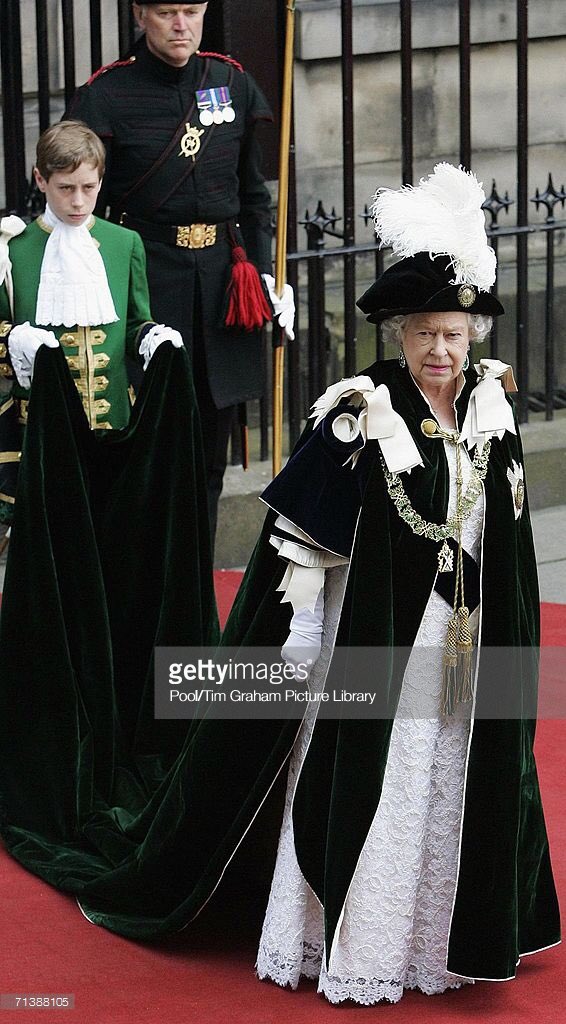 ラ公 Twitterren アーチャーとペイジ オブ オーナーとシッスル騎士団ローブを着るエリザベス2世 ペイジ オブ オーナーはスコットランドカラーの緑色を着用している T Co V3apjqhybu Twitter