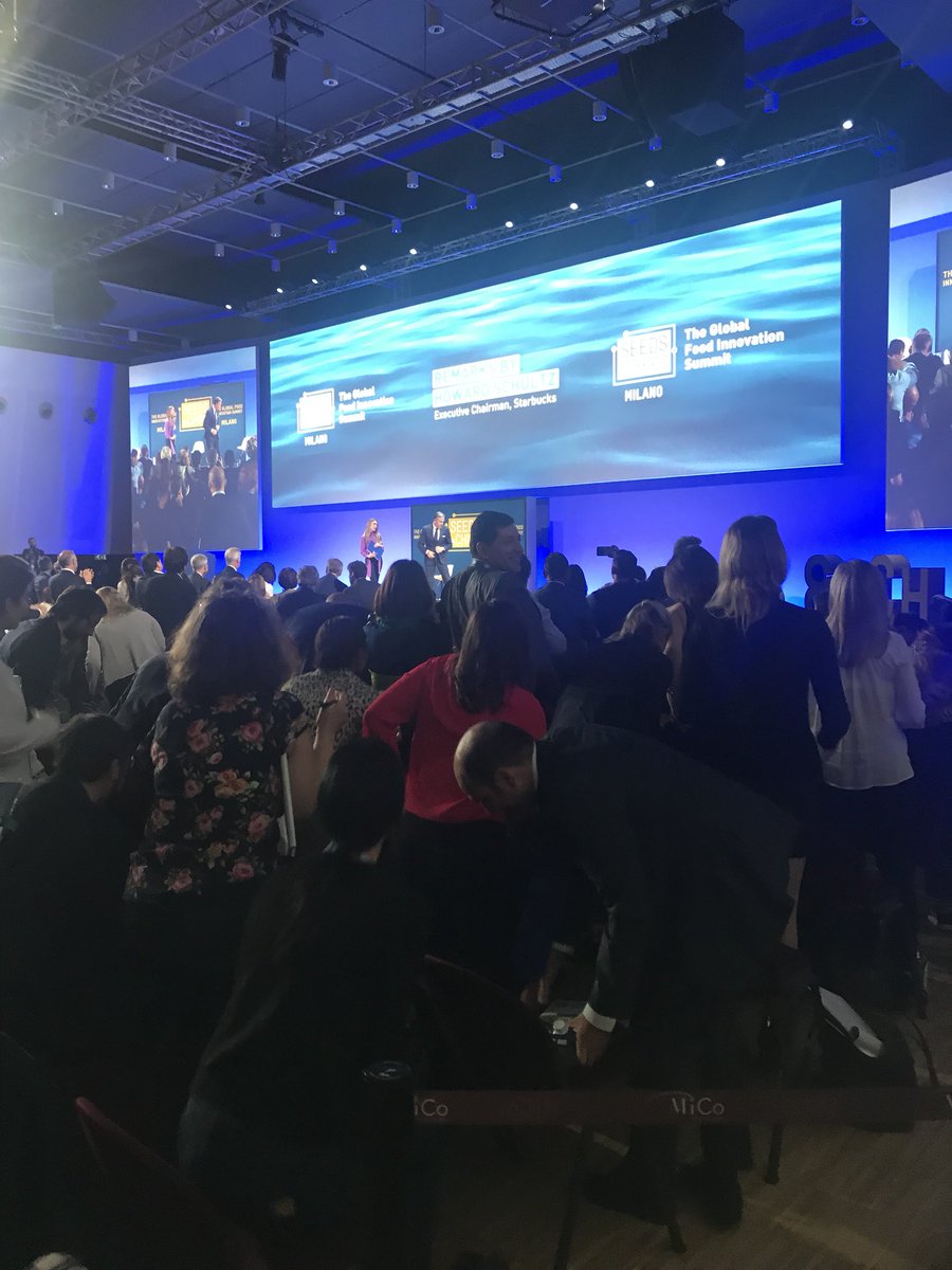 LizNeuhoff's tweet photo. #standing ovation per ceo di #starbucks #HowardSchulz a #seeds&chips18 #Sac18 https://t.co/tBtfE7O5QD