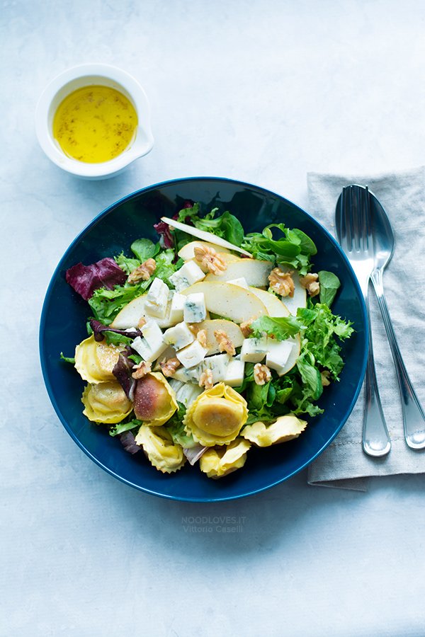 Noodloves's tweet photo. #Insalatone estive: la guida completa per prepararle e tante idee originali 
+ #insalata con #gorgonzola, noci, pere e #tortellini croccanti!

La #ricetta su https://t.co/SsHjN3qPlW

#insalatamista #ricetteestive #ricette #light #schiscetta #pranzo #frutta #noci #estate https://t.co/RufeDXnqab