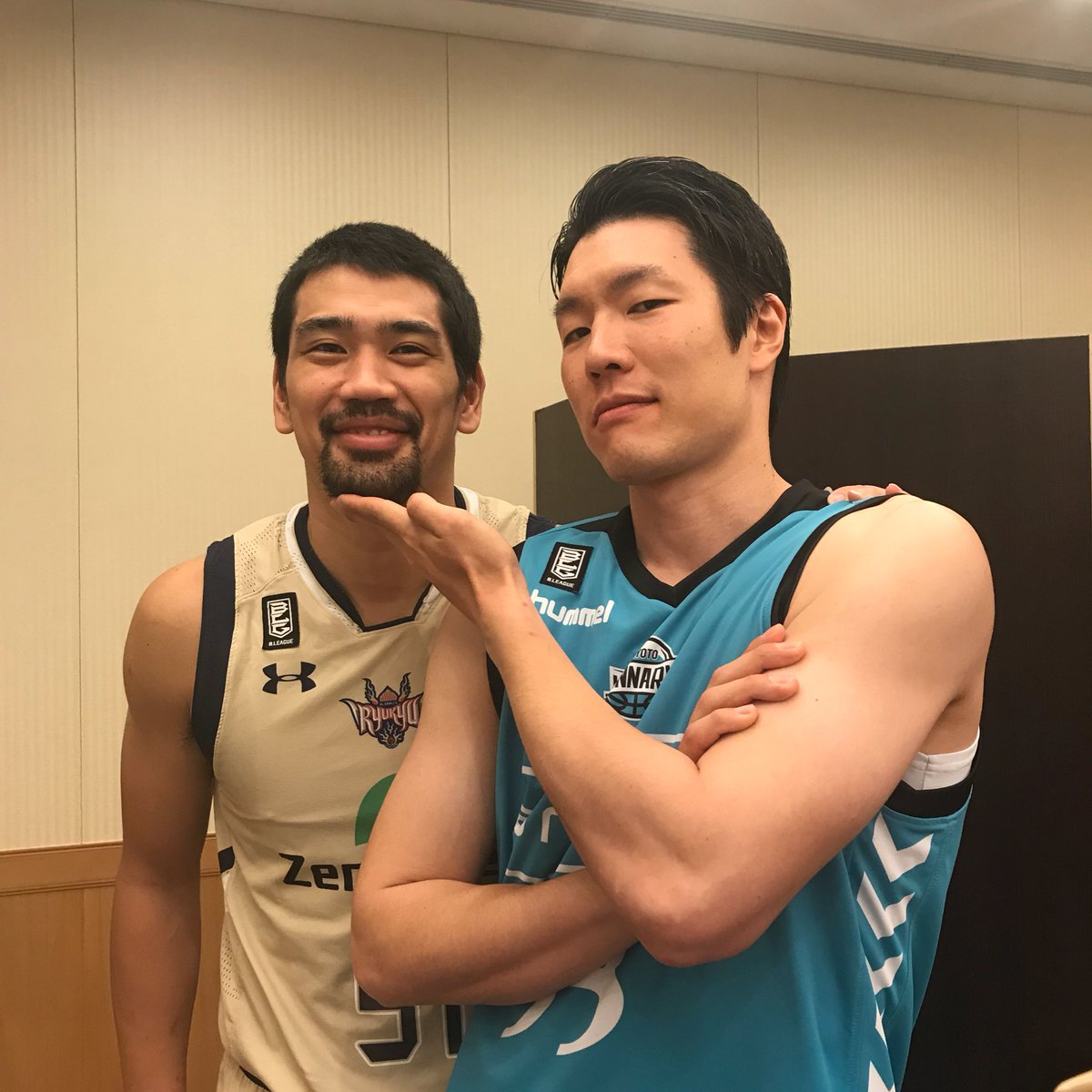 Twitter 上的 京都ハンナリーズ 控え室にて B1西地区を共に盛り上げてきた 琉球ゴールデンキングス 古川孝敏 選手とパチリ 東海大学 先輩後輩コンビー Bリーグ ハンナリーズ T Co Fpmchlx0s4 Twitter