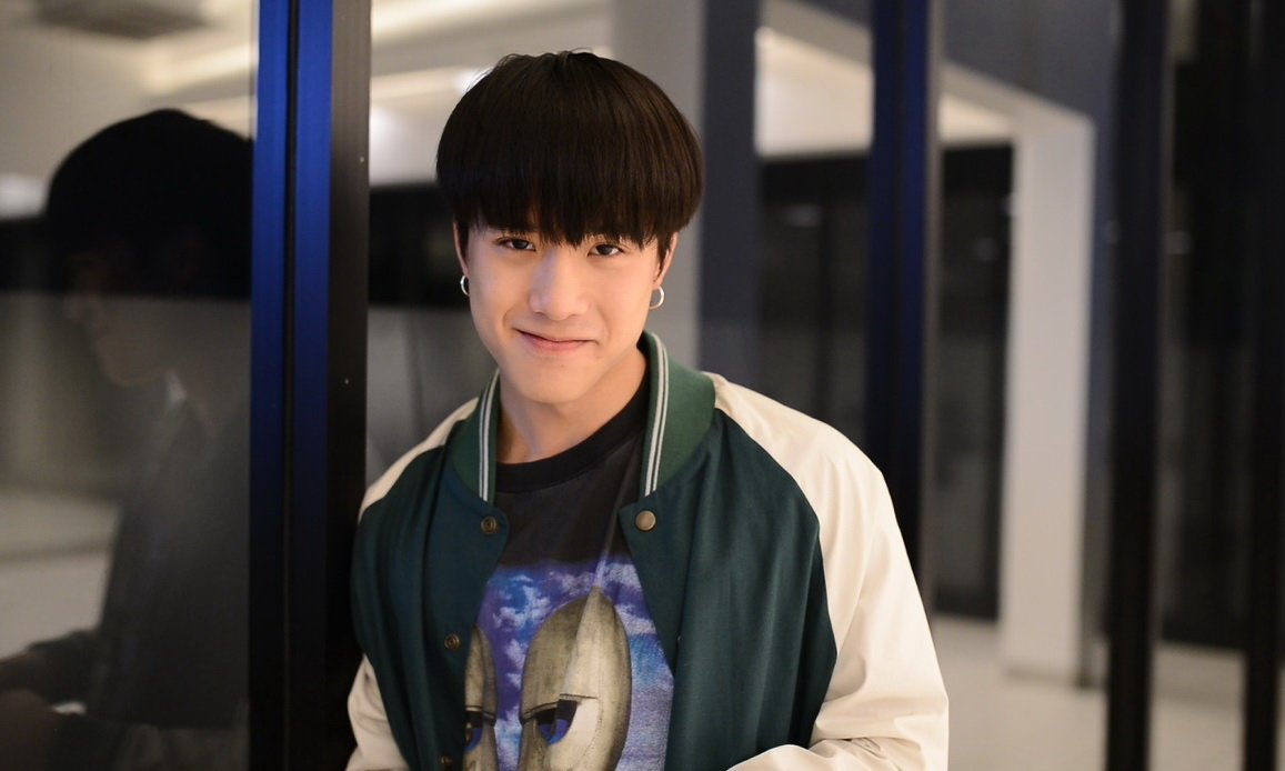 NineEntertain's tweet photo. เจมส์-ธีรดนย์ ยอมรับ 9x9 เปลี่ยนชีวิต ซึ่งเป็นโปรเจคพิเศษของบ. 4NOLOGUE โดยหนุ่มเจมส์ 1 ใน 9 หนุ่ม ผู้รับหน้าที่หัวหน้าทีม บอกว่างานนี้ทุ่มสุดตัว เหนื่อยแบบมีความสุข พร้อมเผยว่าเคย “เคยกลัวการร้องเพลง” แต่โปรเจคนี้เปลี่ยนความคิดทำให้มั่นใจมากขึ้น #9by9TH #jamejamess https://t.co/4uDqWBAjnf