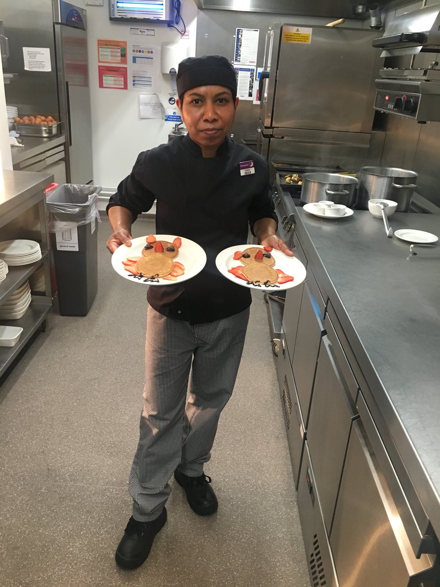 Malika with her amazing pancakes today <a href="/HitchinPI/">Hitchin TC Premier Inn</a> <a href="/ianoliverPI/">Ian Oliver</a>  #PIWOW #superchef