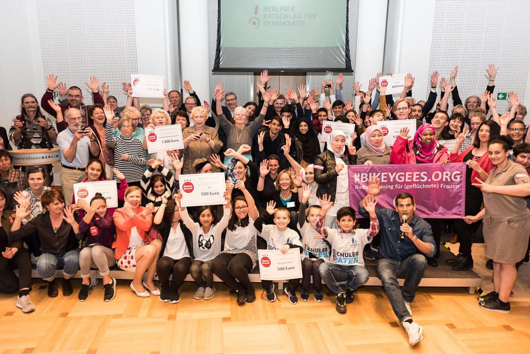 bikeygees's tweet photo. #MondayMotivation: Die tollen Projekte, mit denen wir bei @Respektgewinnt die Bühne geteilt haben! ❤️💐👏 #Berliner #Seniorentelefon @HandicapLexikon @ongoing_project #EducationPoint #FutureVoice #Hingucker10 @ObdachlosenUni #Ulme35 https://t.co/DYvoL9STsq Foto: Lars Hübner https://t.co/5teMdgoKrS