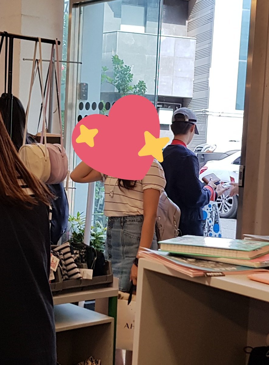 HWIIICH's tweet photo. 독보적이다 진짜로 워후 
머리가 저렇게 작으면 어떤 기분일까?

https://t.co/wIELiaKrd0 https://t.co/eulJEh7YaK