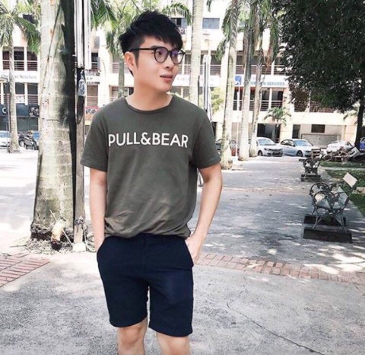 jaywen17's tweet photo. One of the admin of @HallyuM , Brian Kok. He have ticket service (you all mean scalpers)before but now already work. He know about the unofficial name list and the flow of overnight queueing very well so that he only can update the information so clearly. #EXOluXioninMalaysia https://t.co/9cSAuG9dlm