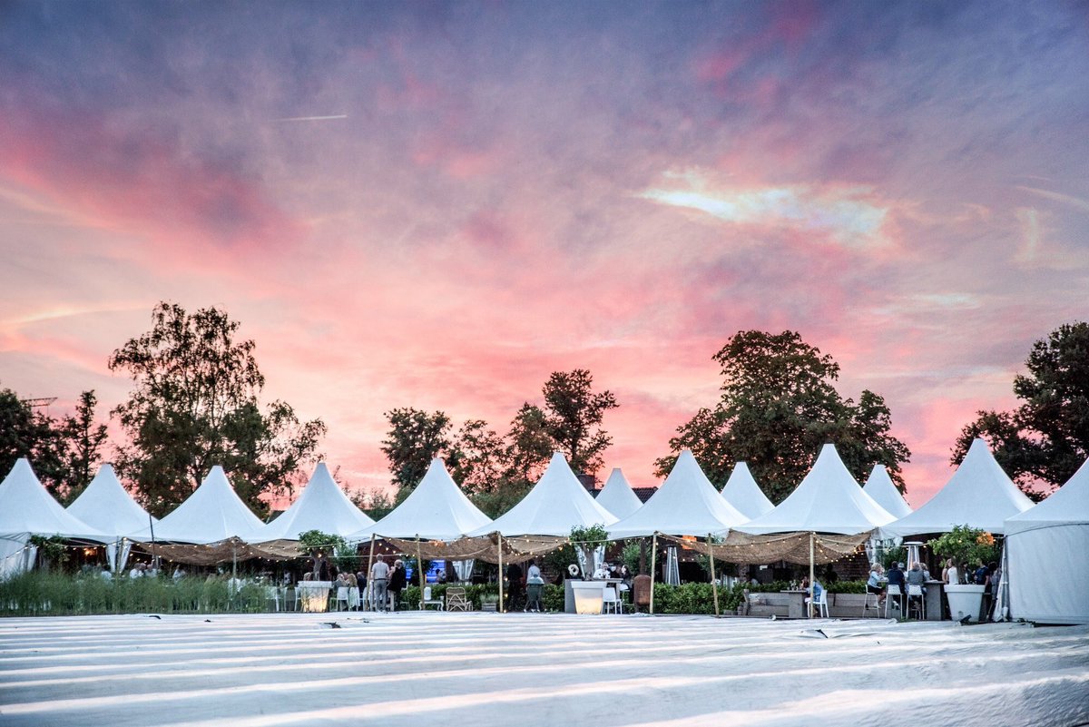 Lekker willen genieten met z’n weer? Vanaf volgende week is het zo ver, 2 weken lang Asperges op de Velden. Nog niets gepland...? Kom gezellig lunchen of dineren aan de asperges velden!  ☀️🥂
#wittegoud #popup #restaurant #nuenen #Culinair #lunch #diner #nature #velden