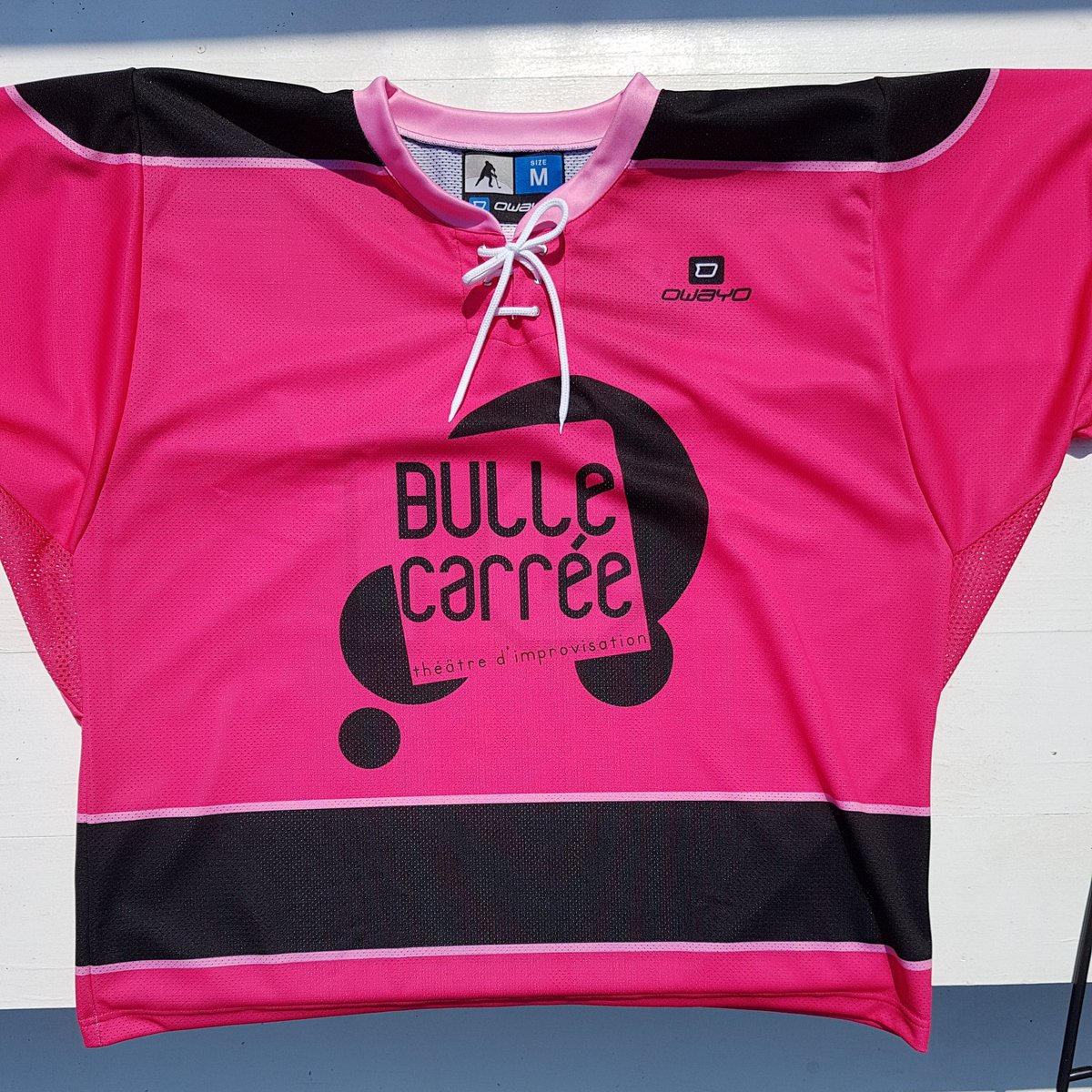 bullecarree's tweet photo. On a reçu nos nouveaux maillots. On a hâte de les porter aux matchs d'impro France Québec à l'Espace Bonnefoy. Rdv les 28 et 29 mai. #impro #toulouse #matchimpro https://t.co/bSZqN600yg