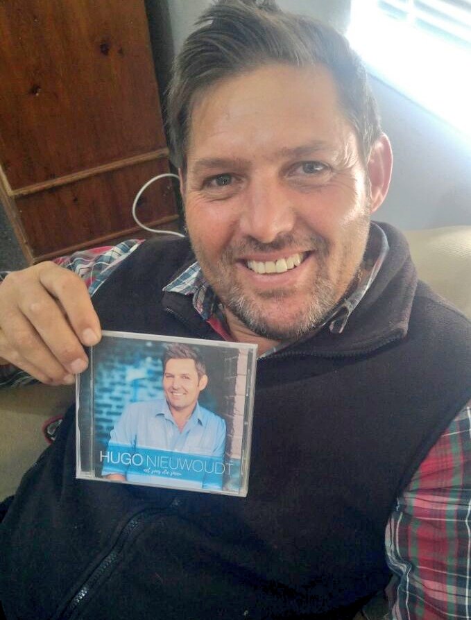 TheMarketingZoo's tweet photo. @HugoNsing het pas die eerste kope van sy nuutste album, Net Soos Die Sneeu, gekry! Ons sien uit om die bemarking van hierdie uitstekende produk te doen vir #BBSRecords ☆ https://t.co/V0t7ByAUyf