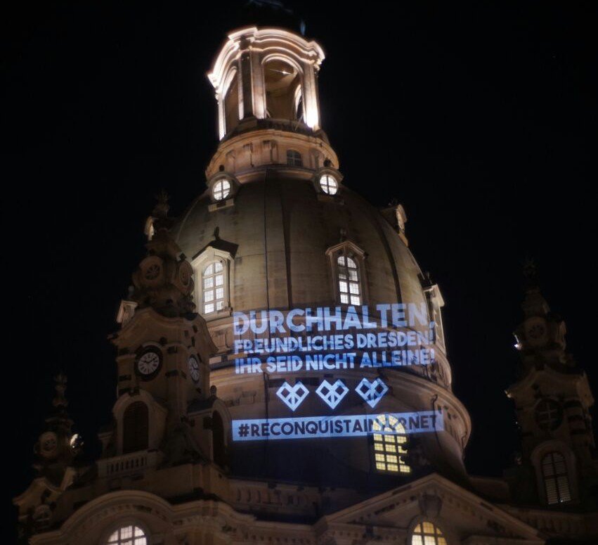 Montevarchi19's tweet photo. War bisher leider nur ein Mal in Dresden. Striezelmarkt. Altstadt in Lichter und Schnee getaucht. Menschen von überall her, die zusammen diese wunderschöne Tradition feiern. Traumhaft, gern wieder!
#DresdenZeigtWiesGeht 
#SchliesstEuchAn
#DresdenIstNichtAllein
#DurchhaltenDresden https://t.co/mN9vpyJ9Ro
