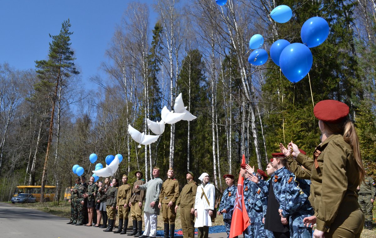 Торжественное мероприятие, посвященное Дню Победы, прошло в д. Вантино Тейковского района у памятника медицинским работникам прифронтовых и военных госпиталей. Высокие гости и жители района почтили память всех тех, кто отдал свои жизни за спасение Родины в нелегкие годы войны
