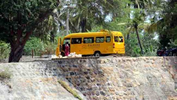 vikatan's tweet image. பள்ளி வாகனத்தில் மணல் கடத்தல்! பட்டப்பகலில் நடக்கும் கொள்ளை | #SandTheft | #Karur | bit.ly/2jFxFiZ