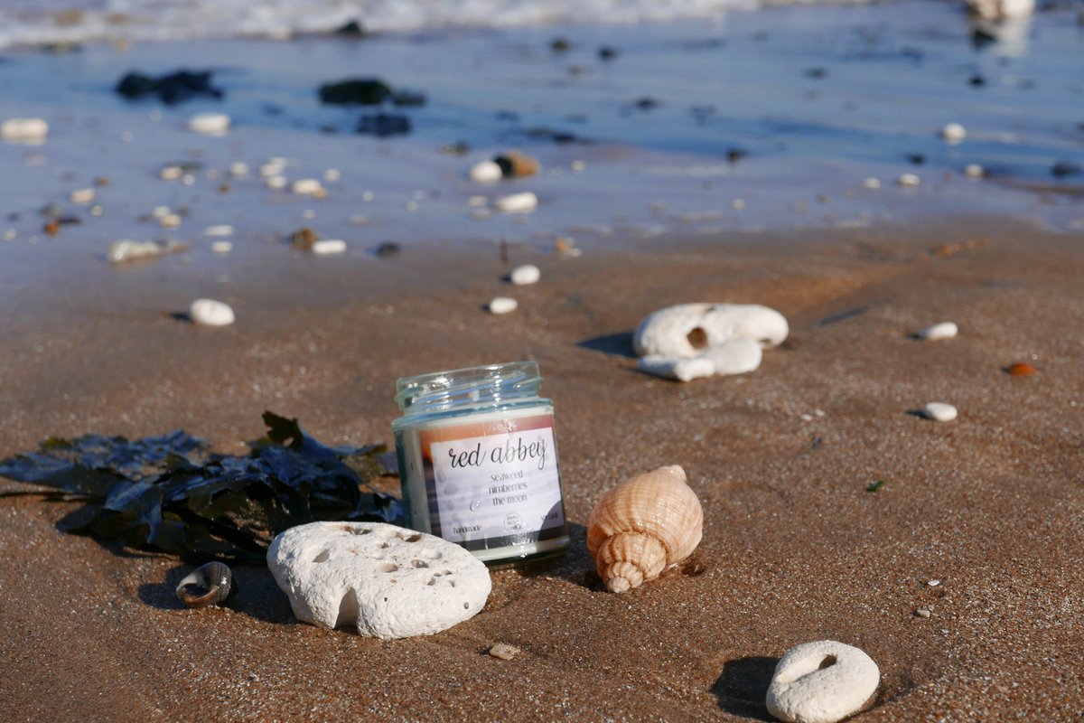 Another beautiful day! I had so much fun yesterday taking photos of #RedAbbey by the sea. If you want to feel the #bankholidaysunshine all year long, this sea-scented candle is the one for you! etsy.com/uk/listing/597…