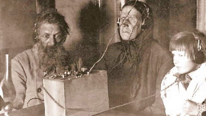 strijtech's tweet image. В 1895-м Попов впервые показал возможности радиосвязи. Через 123 года благодаря радиопротоколу XNB обмениваться сообщениями могут и машины→ goo.gl/HBjkvn
«СТРИЖ» поздравляет коллег-радиотехников и всех причастных с Днем Радио!
#Сднемрадио #lpwan #IoT #деньрадио #попов