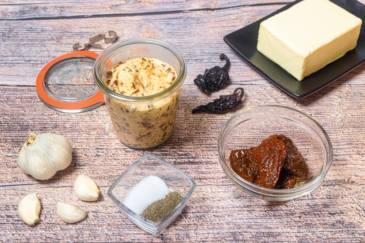 Du möchtest deine #Steakbutter für die nächste #Grillparty selbst machen? Dann haben wir vielleicht genau das Richtige für dich: unser #Rezept für Tomaten-Chipotle Steakbutter findest du jetzt bei uns im Blog: fire-eaters-bbq.net/tomaten-chipot…