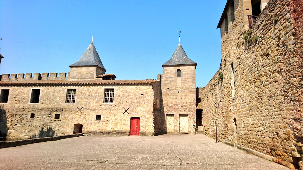 LesAventureuses's tweet photo. Très belle découverte de la cité de #Carcassonne et du château du pays #Cathares. Et en plus sous le soleil ☀ https://t.co/jhw1Q2jFyc