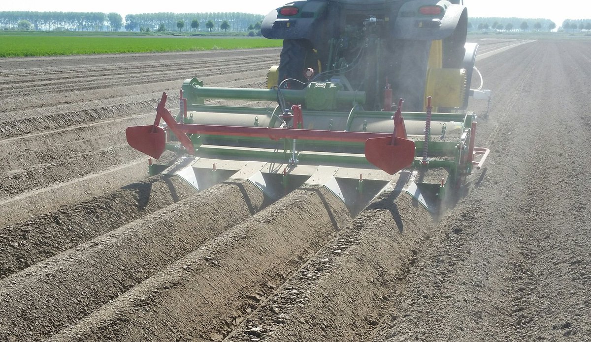 lbsalome's tweet photo. Onze nieuwe #baselier frees ook in werking gesteld. Werkt mooi. Ook toepassen van de basisbemesting van @NxtFertilizers. https://t.co/fJXabviQQQ