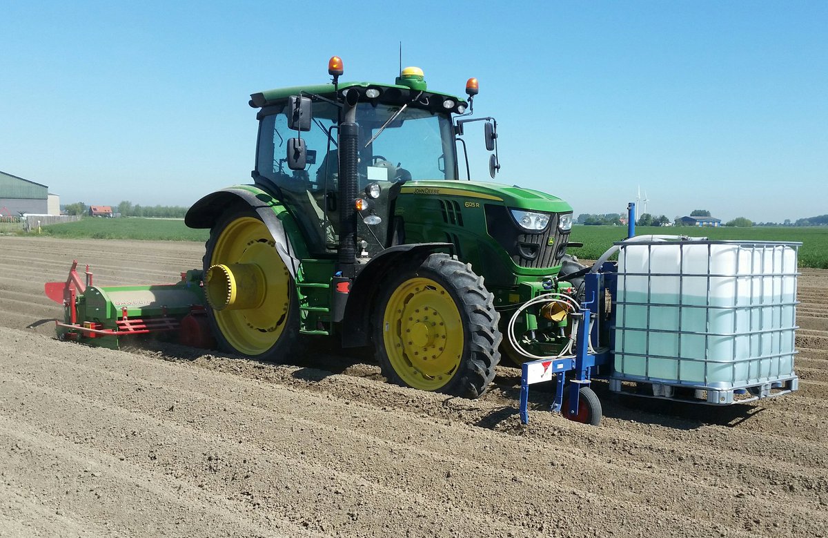 lbsalome's tweet photo. Onze nieuwe #baselier frees ook in werking gesteld. Werkt mooi. Ook toepassen van de basisbemesting van @NxtFertilizers. https://t.co/fJXabviQQQ
