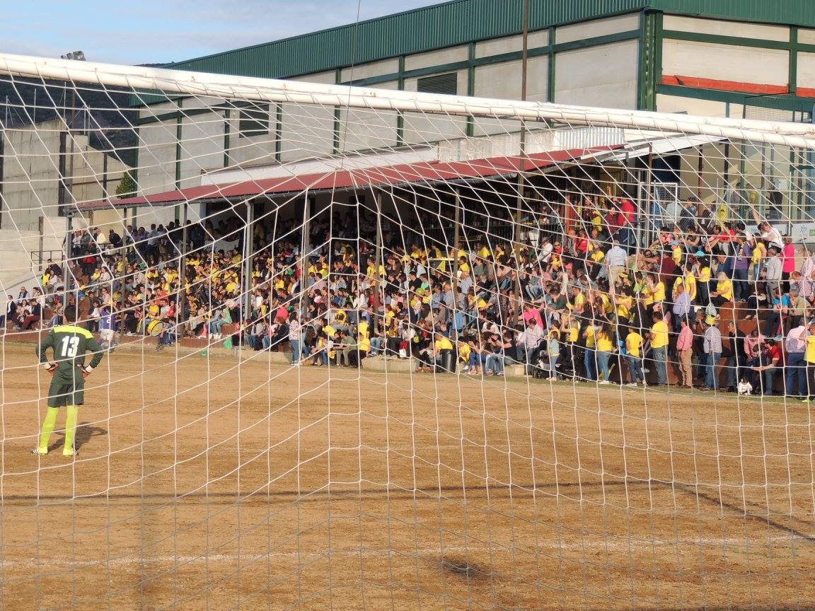 APFuenlabrada's tweet photo. Este ambiente es el que hay que tener el domingo en el tomillar para hacer posible está remontada 
#vamosap 
#sisepuede 
#laaficionmarcaelprimero https://t.co/zg0LreHlEB