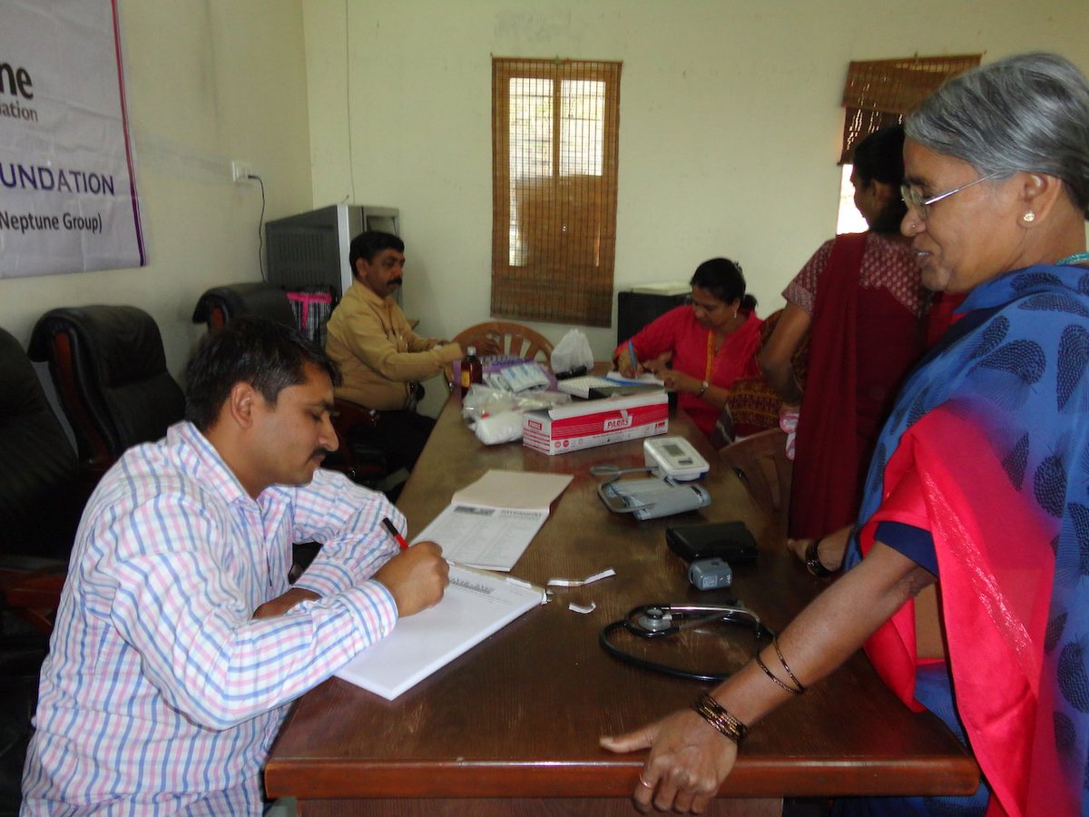 NF_india's tweet photo. #MedicalCamp for senior citizens @ Old Age Home, Rajur https://t.co/ye31Wv8JzT