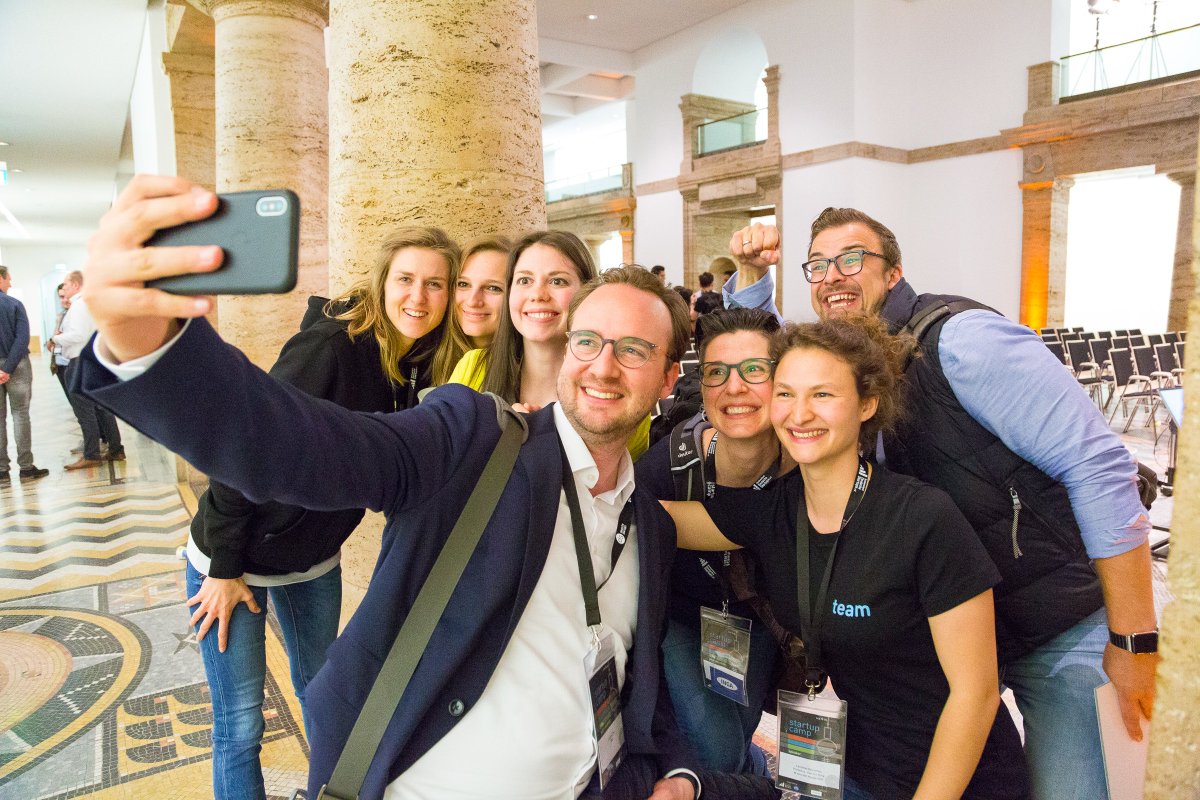 protellus's tweet photo. Throwback: Aurélie Ferron, Co-Founderin von @protellus bei der Moderation des Pitch Marathons des Startup Camp Berlin 2018 #SCB18  #startupcamp18 by @StartupVerband. Herzlichen Glückwunsch den Gewinnern  des Pitch Marathons, INGA - Your Social Recruiting Bot! @ingadotone https://t.co/JhT5si9QM4