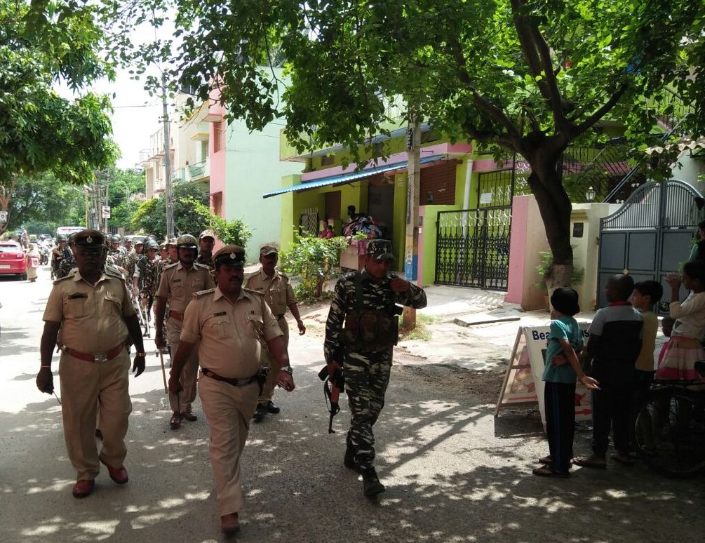 DCPWestBCP's tweet photo. ಇಂದು ಕೆ.ಪಿ.ಅಗ್ರಹಾರ ಮತ್ತು ಕೆಂಗೇರಿ ಪೊಲೀಸರು ಅರೆಸೇನಾ ಪಡೆಗಳೊಂದಿಗೆ ವಿಧಾನಸಭೆ ಚುನಾವಣೆ-2018 ರ ಹಿನ್ನಲೆಯಲ್ಲಿ ಠಾಣಾ ಸರಹದ್ದಿನಲ್ಲಿ ಪಥಸಂಚಲನ ನಡೆಸಿರುತ್ತಾರೆ. 
|#ಶಾಂತಿಯುತಚುನಾವಣೆಯಕಡೆ #ನಮ್ಮಪಡೆಗಳನಡೆ |#KarnatakaElection2018 |#PoliceRouteMarch |#AreaDominationContinued..........@BlrCityPolice https://t.co/qKogVOMkeW