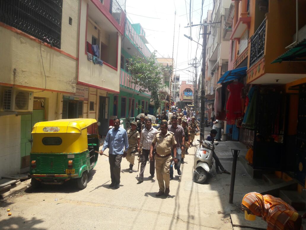 DCPWestBCP's tweet photo. ಇಂದು ಕೆ.ಪಿ.ಅಗ್ರಹಾರ ಮತ್ತು ಕೆಂಗೇರಿ ಪೊಲೀಸರು ಅರೆಸೇನಾ ಪಡೆಗಳೊಂದಿಗೆ ವಿಧಾನಸಭೆ ಚುನಾವಣೆ-2018 ರ ಹಿನ್ನಲೆಯಲ್ಲಿ ಠಾಣಾ ಸರಹದ್ದಿನಲ್ಲಿ ಪಥಸಂಚಲನ ನಡೆಸಿರುತ್ತಾರೆ. 
|#ಶಾಂತಿಯುತಚುನಾವಣೆಯಕಡೆ #ನಮ್ಮಪಡೆಗಳನಡೆ |#KarnatakaElection2018 |#PoliceRouteMarch |#AreaDominationContinued..........@BlrCityPolice https://t.co/qKogVOMkeW
