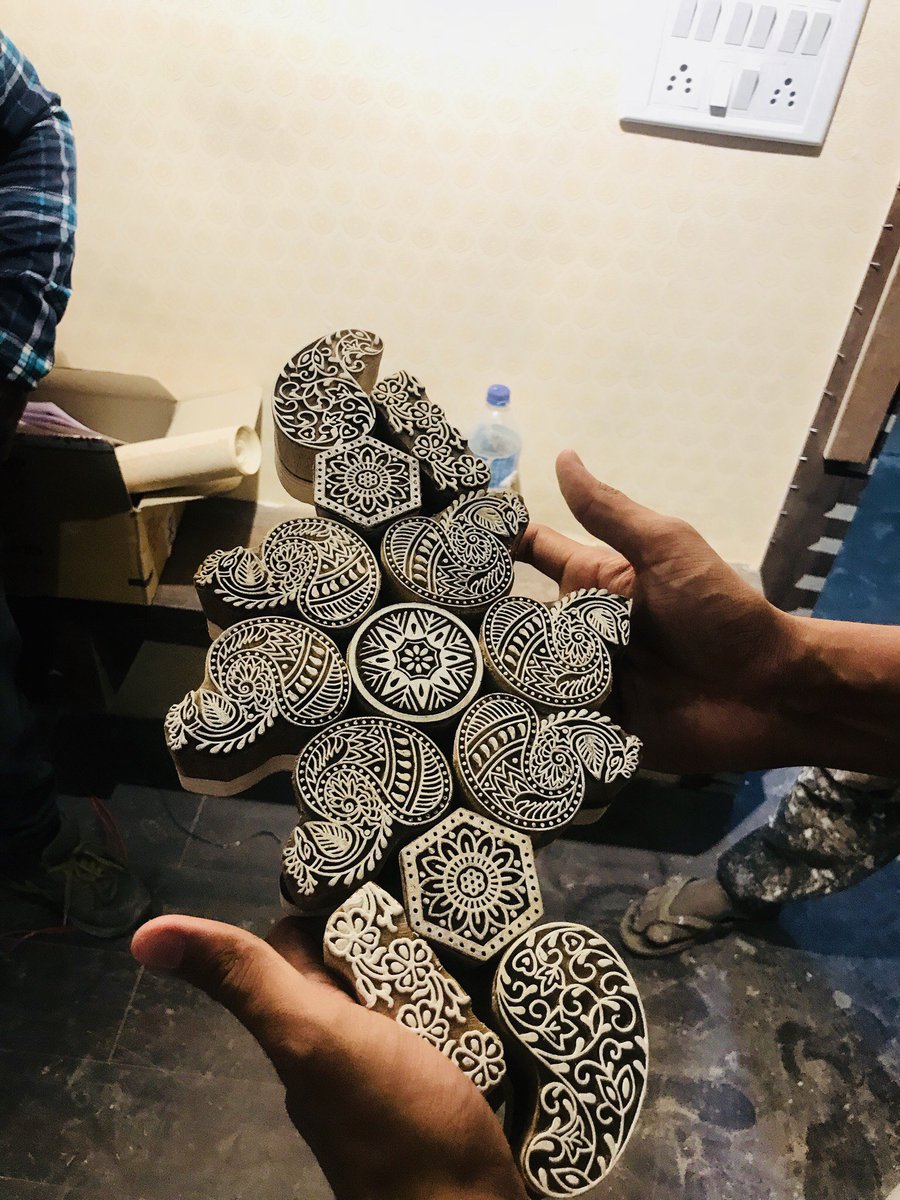 acecreatiwitty's tweet photo. Creating a charming fusion of tradition and modernism for an handloom's outlet "NIHARIKA" at Sayaji Hotels. Interior in the making..
#ACEcreatiwitty#affordableinteriordesign#designinspiration#creativity#Interiordesign#MondayMotivation#landscapedesign#Handlooms#fusion#sayajihotels https://t.co/CwGC383C6z
