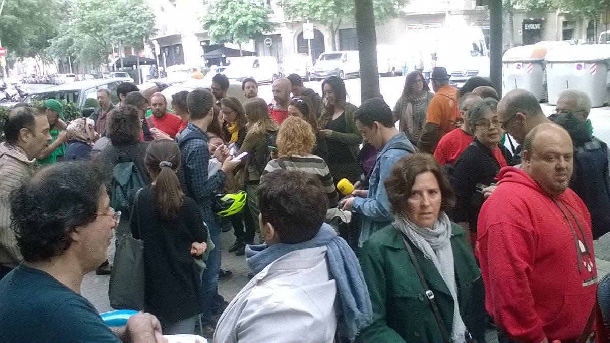 FAVBcn's tweet photo. Les denúncies d'@Agbar contra activistes de l'@APE_Cat no aturaran la lluita veïnal per garantir els serveis bàsics. Ni set, ni fred, ni foscor! @ecologistes @PAH_BCN @aiguaesvida @institut_IDHC @ObservaDESC @ESFCatalunya @FrontCivicCat @twitt_odg @xsecat 
https://t.co/11ipXm7AyL https://t.co/YDHkjXg8ad