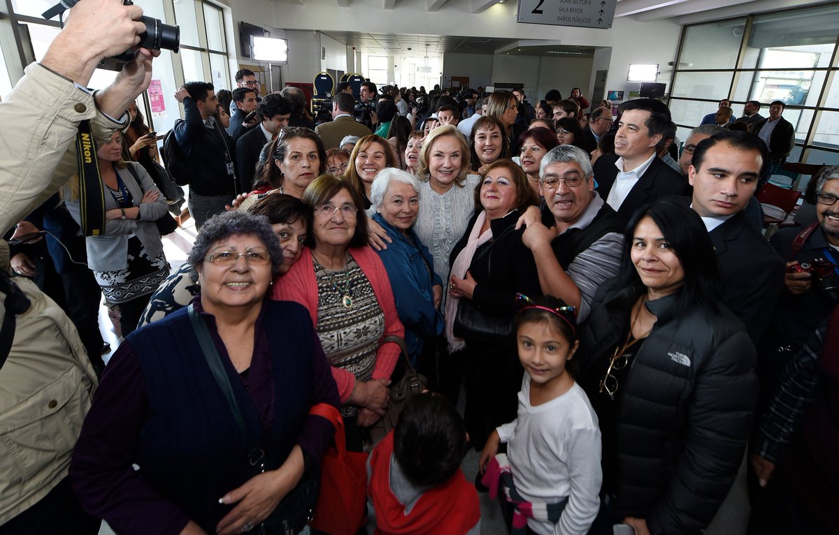 ceciliamorel's tweet photo. Chile tiene un triste récord: los remedios pueden ser 3 veces más caros. Por eso, orgullosa de iniciativa que lanzamos junto a @sebastianpinera https://t.co/5HVhR7NsHA un inédito comparador de precios. Gran paso que apoya economía de las familias, especialmente de adultos mayores https://t.co/pMI4yrSnUJ