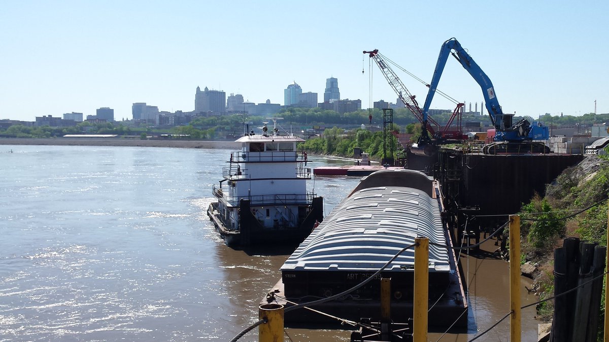 portkc's tweet photo. Take a look at the Missouri River! It's bustling with activity.

Today at the Port of Kansas City - Woodswether Terminal: https://t.co/JrTmnrLf8n